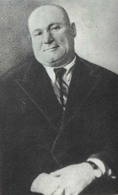 Лев Николаевич Задов. Сначала был начальником контрразведки Нестора Махно. Потом служил в органах ГПУ - НКВД, притом служил геройски. Расстрелян в 1938 году.