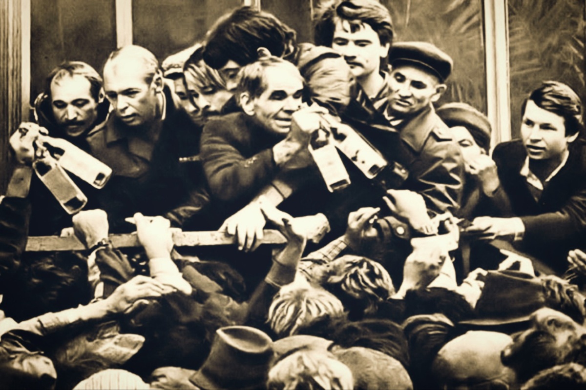 Толпа за водкой 