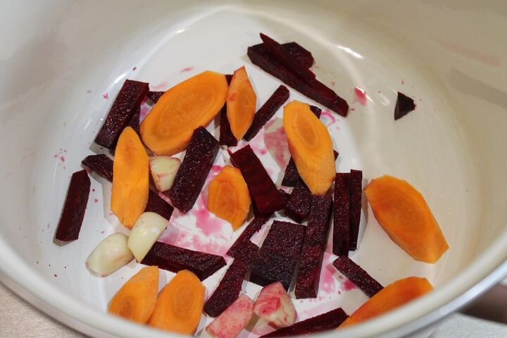 Маринованная капуста со свёклой, морковью и чесноком