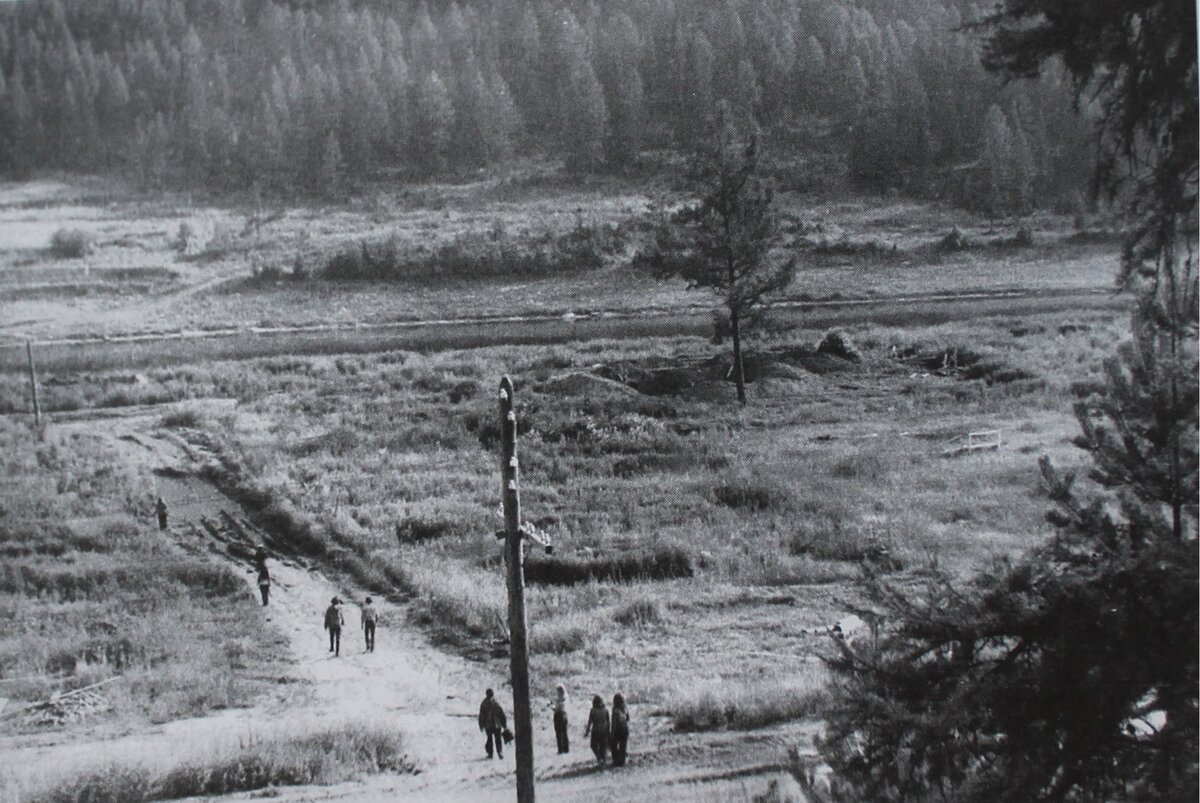 Вид на Илимск, подготовленный к затоплению. На заднем плане — раскопы экспедиции.