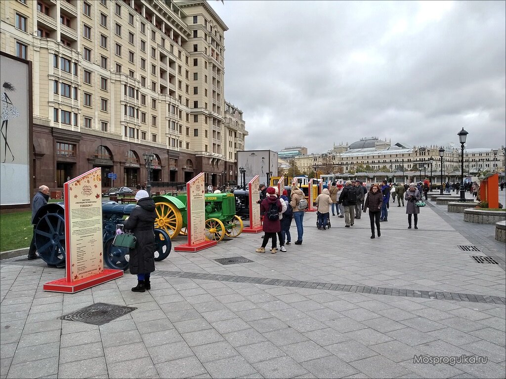 Выставка тракторов на площади Революции. Фото: mosprogulka.ru