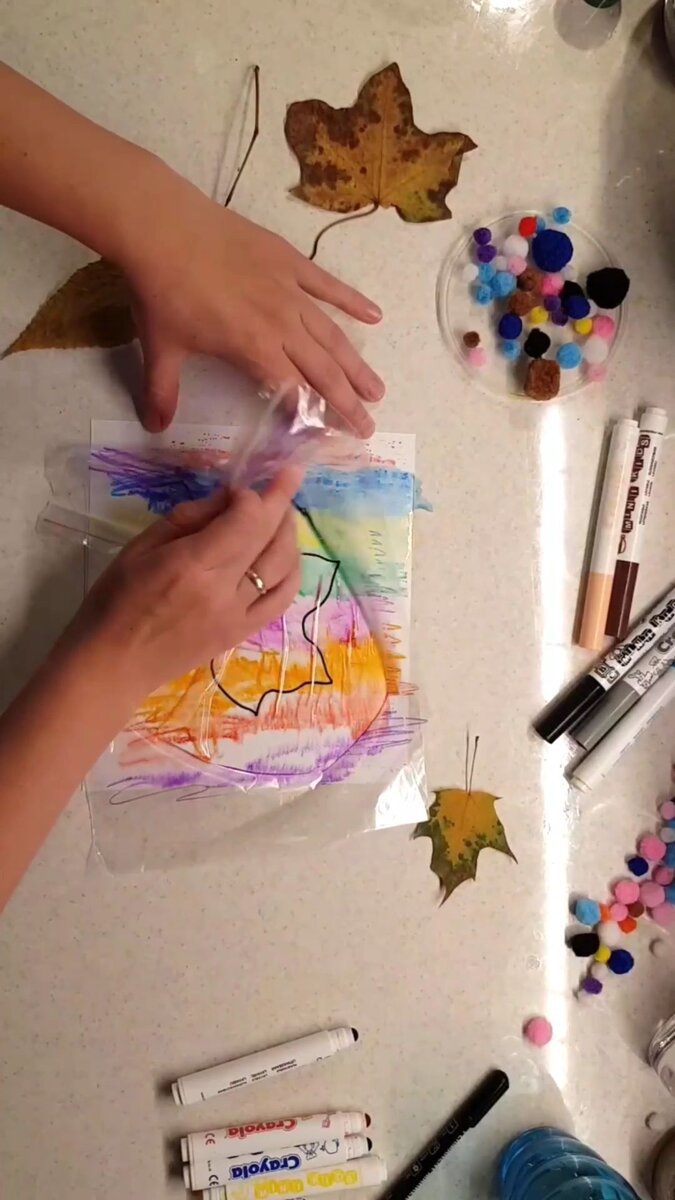 Прикладываем пакет к влажному листу (я прошлась губкой)