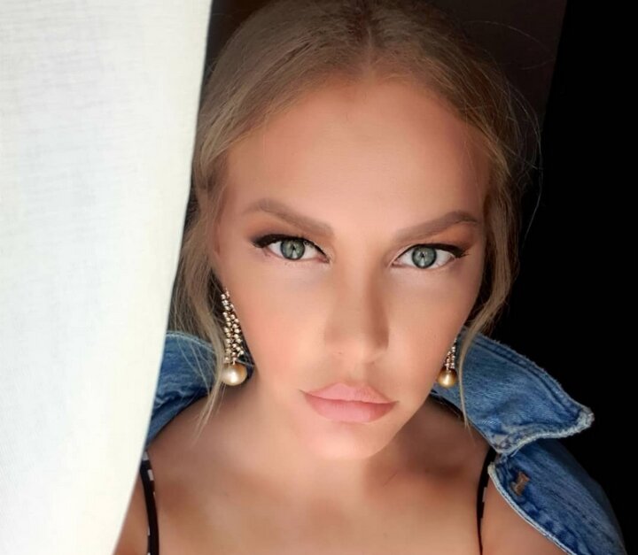 Маша Малиновская снималась в откровенных фотосессиях, вела телепрограммы «для взрослых», играла в кино (нередко саму себя) и озвучивала мультики. Ещё она шумно вступила в ЛДПР, избралась в депутаты, а потом вдруг исчезла…