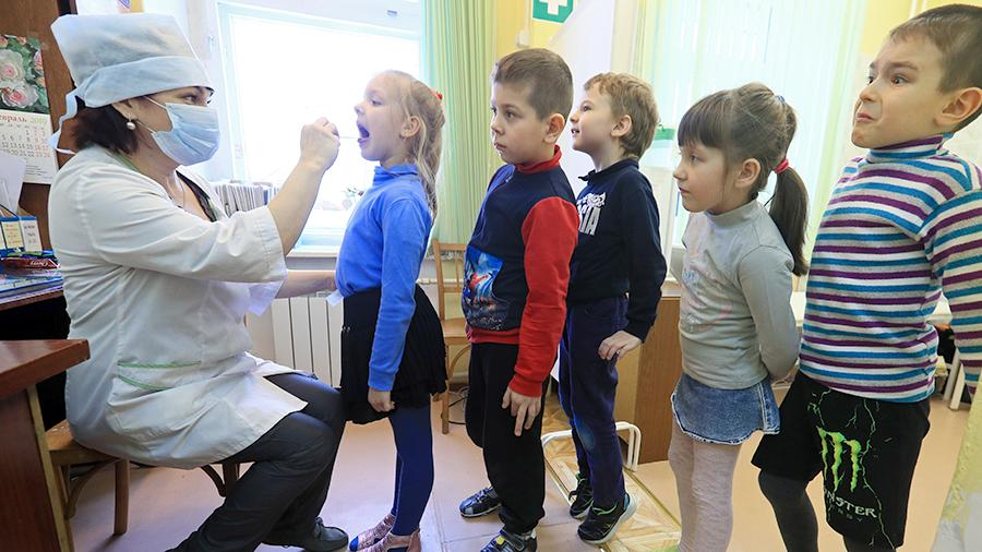 Утренний медицинский осмотр детей в одном из детских садов. Фото: ТАСС/Владимир Смирнов