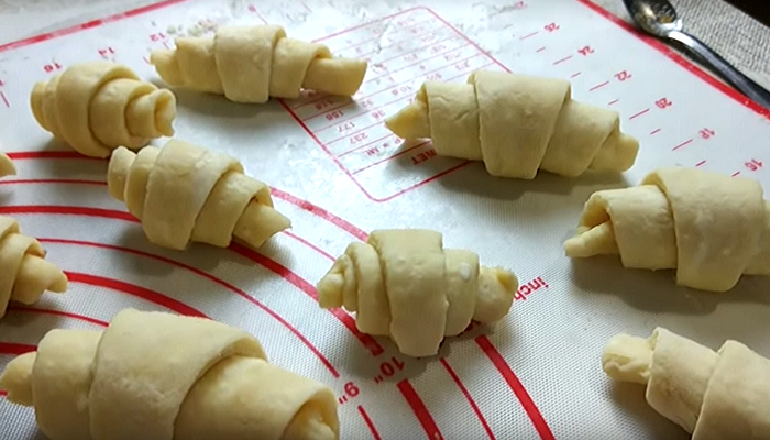 сверните тесто в рогалики и получите симпатичное печенье