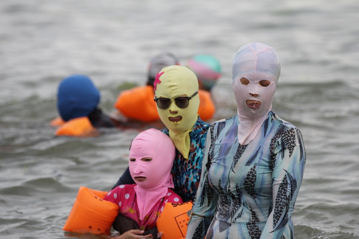 Пугающие и странные маски у китаянок на пляже