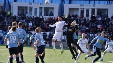 Фото: twitter.com/fcorenburgУже в компенсированное время на поле возникла потасовка между игроками двух команд. По ее итогам прямую красную карточку от рефери матча получил защитник самарцев Александр Анюков. Он ударил нападающего «Оренбурга» Андреа Чуканова после свистка арбитра.
