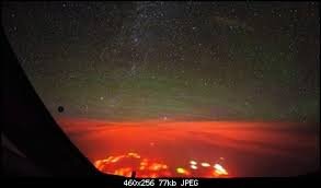 

Свет от этих точек был настолько ярким, что поднимался вверх столбом на много метров. И в конце переходил в зеленый.

