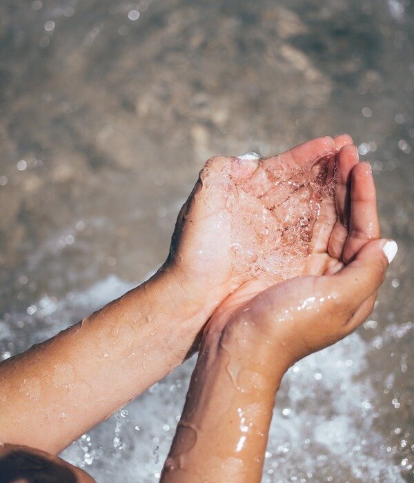 https://burst.shopify.com/photos/water-in-hand?q=drinking+water