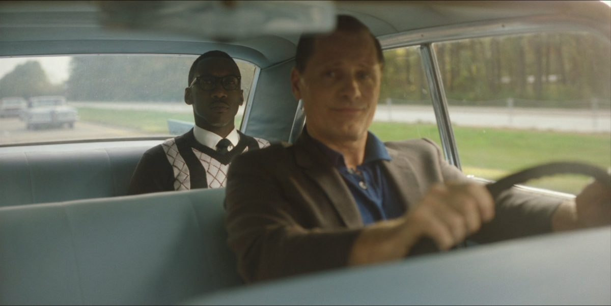 На фото два основных героя фильма