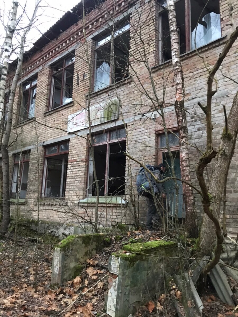 Заброшенная школа имени В.И. Ленина в Чернобыльской деревне Ильинцы