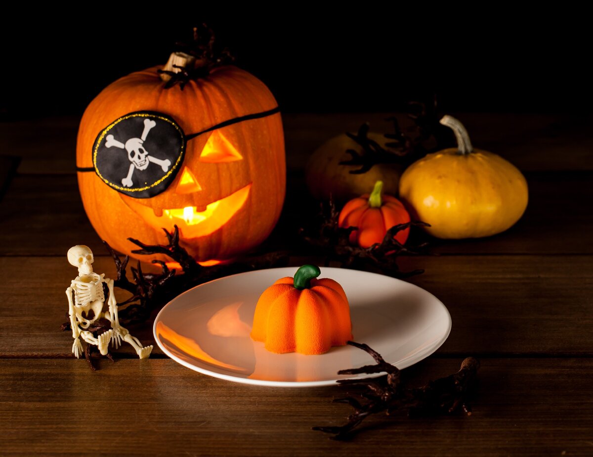 В шеф-бистро «Хелоу Пипл!» уверены: тыквы много не бывает! Вот и запустили к Хэллоуину специальное меню. В нем три по-настоящему осенних блюда: согревающий нотками имбиря и лимонника тыквенный суп с тигровыми креветками (490 руб.), салат с запеченной тыквой, кенийской фасолью и нежным козьим сыром (690 руб.), а на десерт — пирожное-сюрприз «Тыковка» (450 руб.)! Его сделали из морковного бисквита с ромом и грецкими орехами, тыквенного мусса и морковно-апельсинового кули. А хвостик – из глазированного орешка кешью. Разгонит кровь джин-тоник с сиропом из вишневого чая и малины Scary berry (430 руб.). Предложение доступно по 31 октября включительно.