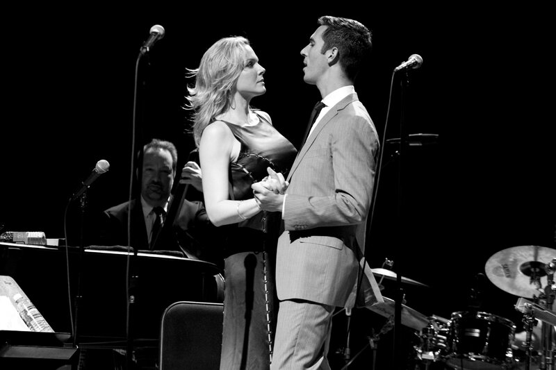 Pink Martini на сцене. Поют солисты Storm Large и Ali Shapiro.