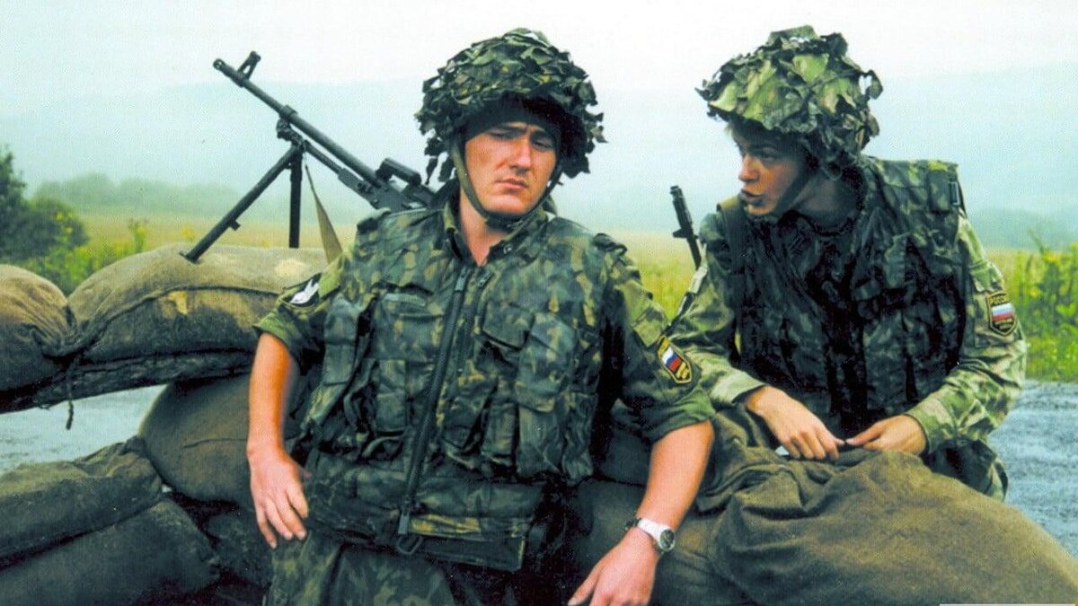 Фильм показывает не военные действия, а солдатский быт. В 1996 на Северном Кавказе один из взводов отправлен на блокпост в окрестностях относительно тихого поселка, чтобы уберечь солдат от мести со стороны жителей одного горного аула. Парни в военной форме ждут, когда улягутся страсти, и в это время спят, едят, курят.А потом  патроны окажутся в стволе винтовки неуловимого стрелка-одиночки, наблюдающего за блокпостом.