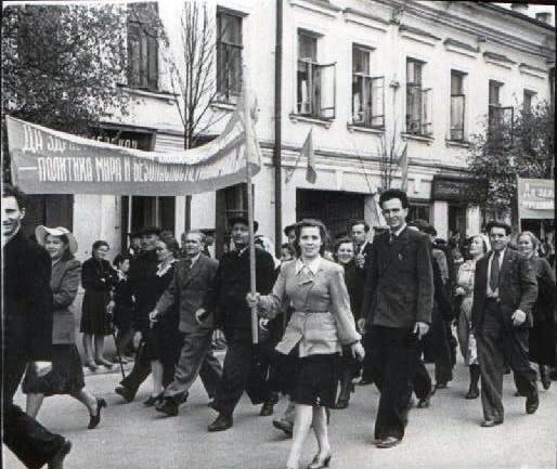 Фото из архива автора. Первомайская демонстрация в Костроме. 