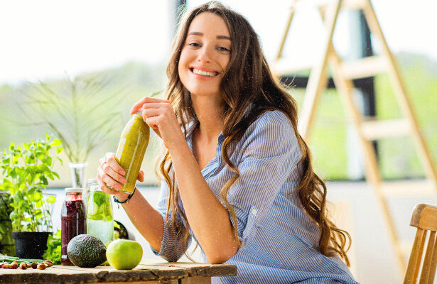 девушка,стол,стул