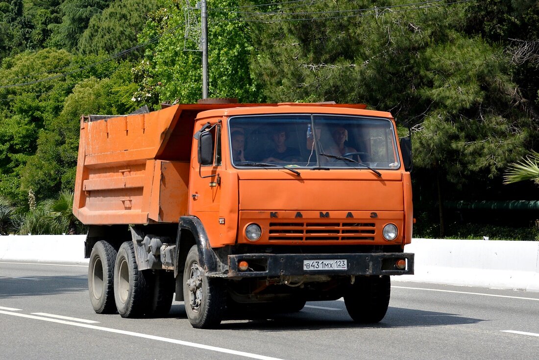 Зерновоз КамАЗ-55111 колесит по дорогам Краснодарского края.