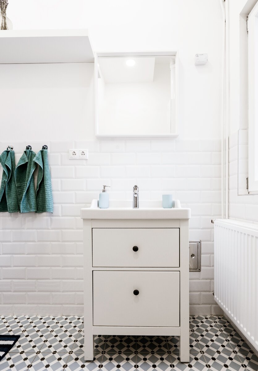 Белая ванная комната. Полотенце как акцент.