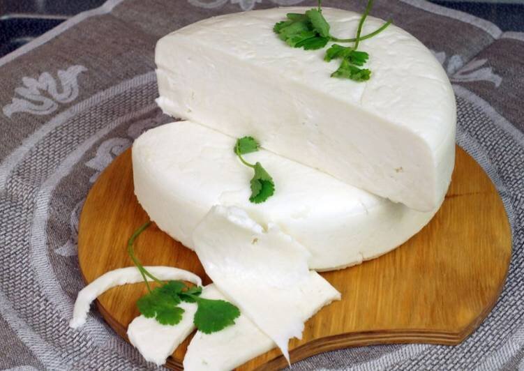  Сыр Сулугуни относится к группе мягких рассольных сыров без корочки. Родом сыр из Грузии и считается одним из самых древних сыров.