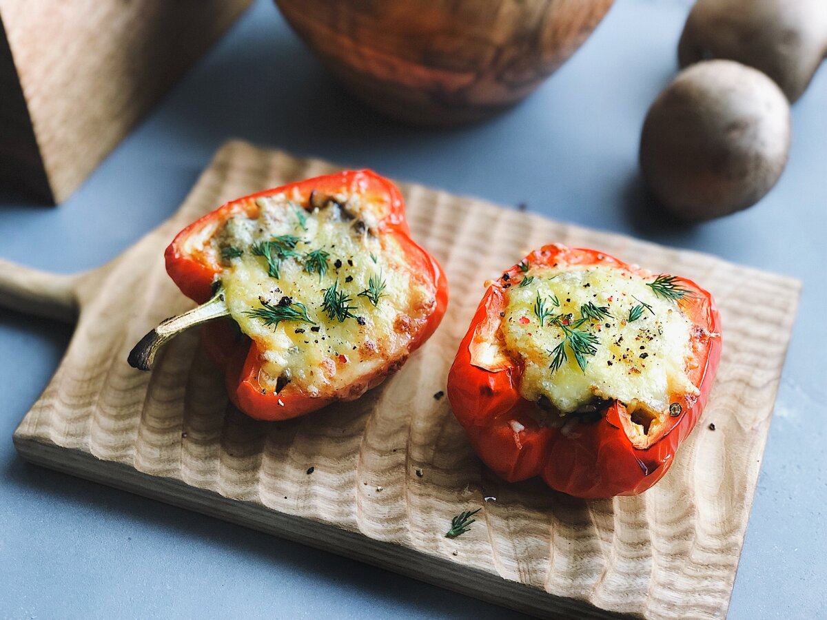 Фаршированный рисом и грибами болгарский перец