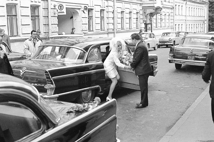  В разные годы СССР существовало довольно много  свадебных традиций. Давайте вспомним о них.-5