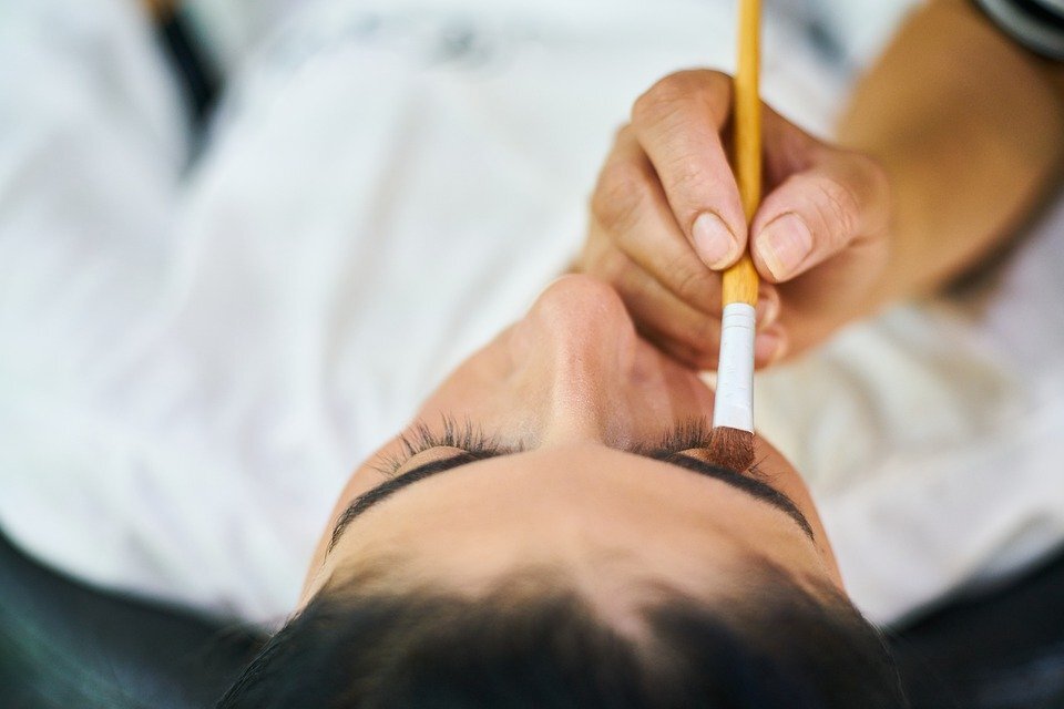   Процедура ламинирования бровей и ресниц стала очень популярна в последние годы. Она позволяет уплотнить ресницы и волоски бровей: они становятся более плотными и блестящими, как после макияжа.