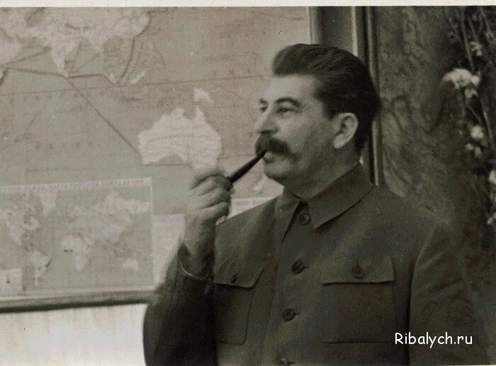 Минуло ровно полвека с того момента, как Сталина вынесли из Мавзолея. И все это время событие, знаковое для целой страны, было овеяно мрачной тайной. Пришла пора не просто вспомнить о нем, а восстановить все в деталях. До мельчайших подробностей. И выяснить наконец, почему забальзамированные останки генсека перезахоранивали под покровом ночи в обстановке особой секретности? Кто и как решился прикоснуться к телу тирана, которого не переставали бояться даже после смерти? А главное — до какого безумия готовы были дойти те, кто преклонялся перед вождем? В нашем распоряжении оказались грандиозные проекты по увековечению памяти генсека. Проекты невероятные, порой даже абсурдные. Среди них — строительство Пантеона Сталина в Кремле. Своей высотой некрополь-мемориал затмил бы колокольню Ивана Великого и Спасскую башню. Каким, как предполагалось, он станет — сегодня вы можете увидеть это впервые.


Почему Сталина не похоронили рядом с женой

Справка

Иосиф Сталин был захоронен в Мавзолее в марте 1953 года. Перед этим его тело забальзамировали по той же технологии, что и тело Ленина. Останки генсека также поместили рядом с Владимиром Ильичом. Оба вождя лежали на одном постаменте в Мавзолее почти 8 лет. Перезахоронили Сталина 31 октября 1961 года.

Перекинуть мостик на полвека назад, честно признаюсь, оказалось непросто. Никто из непосредственных участников событий этого дня до сегодняшнего момента не дожил. Но зато есть архивные документы, свидетельства очевидцев, в том числе сохранившиеся только на магнитофонных записях и до сих пор не расшифрованные на бумаге. Сейчас самое время их рассекретить. Но для начала немного истории.


— Идея перезахоронения Сталина родилась на съезде партии, который проходил с 17 по 31 октября 1961 года, — рассказывает доктор исторических наук, профессор Сергей Девятов. — Но к этому моменту почва, что называется, была уже подготовлена. Еще на XX съезде Хрущев озвучил документ под названием «О преодолении культа личности Сталина и его последствий». Кстати сказать, причина напряженных отношений между Советским Союзом и компартиями Китая, Албании была как раз в критике культа личности Сталина. А на том самом съезде выступил некто Спиридонов — первый секретарь ленинградской партийной организации. Вот он, собственно, и озвучил идею вынести тело Сталина из Мавзолея. И сразу же было принято соответствующее решение.

Была создана комиссия по захоронению, в которую вошли первый секретарь ЦК Грузии Василий Мжаванадзе, первый секретарь Московского горкома КПСС (будущий министр культуры) Петр Демичев, председатель КГБ Александр Шелепин (его называли «железный Шурик»). Председателем комиссии стал Николай Шверник (глава партконтроля). Заниматься всеми техническими вопросами поручили Кремлевскому полку. Коменданту Московского Кремля генералу Веденину поступила команда «сверху» — не мешкая, приступить к подготовке процедуры захоронения.

31 октября.

Из воспоминаний командира отдельного полка Федора Конева:

«Ровно в полдень 31 октября меня вызвали в здание правительства и сказали приготовить роту для перезахоронения Сталина на Новодевичьем кладбище. Сначала собирались перезахоранивать именно там, рядом с женой».

13.00. Уже через час было принято другое решение — хоронить Сталина у стен Кремля. Члены политбюро вроде как опасались, что на Новодевичьем погосте генсека могут... откопать и выкрасть почитатели. Ведь должной охраны на кладбище нет.

14.00–17.00. Прямо за Мавзолеем была вырыта могила глубиной два метра. Ее дно и стены были уложены 10 железобетонными плитами, каждая размером 1 метр на 80 см. Одновременно была дана команда коменданту Мавзолея подготовить тело к изъятию из саркофага.

— Гроб был подготовлен заранее, — говорит Девятов. — Самый обычный. Качественный, добротный, но не из ценных пород дерева и без всяких инкрустаций драгметаллами. Его обили красной материей.



17.30–21.00. Подготовка тела к перезахоронению. Сталина решили не переодевать, так что он остался в том же мундире. Правда, с пиджака сняли золотые расшитые погоны генералиссимуса и забрали Звезду Героя СССР. Они до сих пор сохранились. А еще в мундире заменили пуговицы. А вот разговоры о том, что в гроб положили курительную трубку, — байки. По уверению очевидцев, ничего там не было. Сталина переложили из саркофага в гроб четверо военных. Все сделали быстро, аккуратно и предельно корректно.

22.00. Гроб закрыли крышкой. Но тут вышел казус — в спешке про гвозди и молоток совсем забыли. Военные сбегали за инструментом — и минут через двадцать гроб наконец заколотили.

22.30–23.00. 8 офицеров вынесли гроб с телом Сталина. Траурная процессия из двух десятков человек проследовала к вырытой могиле. Ни родных, ни близких Сталина среди присутствующих не было. На веревках гроб опустили в могилу. По русскому обычаю некоторые бросили по горсти земли. После короткой паузы военные закопали могилу — в тишине, без залпов и музыки. Хотя готовили тело к перезахоронению под звуки барабанов — на Красной площади проходила репетиция парада. Кстати, благодаря этому удалось избежать любопытных зрителей (всю площадь перекрыли).

23.00–23.50. Для членов комиссии по захоронению подготовили поминальный стол. По неопубликованным воспоминаниям одного из тогдашних членов политбюро, это было в небольшом строении за Мавзолеем (там есть своего рода проходная комната). Сразу после того как могилу зарыли, всех пригласили туда. Коньяк, водка и кисель стояли между разными закусками. К столу притронулись не все. Кто-то демонстративно ушел. Кто-то рыдал в углу.

1 ноября.

1.00–2.00. Военнослужащие могилу накрыли белокаменной плитой, где было написано имя и год рождения — 1879. Кстати, год рождения был указан неправильно — и эту ошибку не исправили. Реально Иосиф Виссарионович родился в 1878 году.

— Мы видели его метрики, где фигурирует именно 78-й год, — рассказывают эксперты-историки. — Но ни о какой ошибке речи не идет. Сталин сознательно отписал себе год и месяц. Любопытный факт, не правда ли? Он один уже многое о человеке может сказать.

Где-то между 2.00 и 6.00. Надпись над входом в Мавзолей заменяют другой. С ней вообще вышла целая история. Еще в первый день сталинского «заселения» в Мавзолей решено было сразу же закрасить буквы «ЛЕНИН» черной (под гранит) краской. Для большего сходства с натуральным камнем в краску вкрапили голубоватые «искринки». А уже поверх разместили новую надпись «СТАЛИН ЛЕНИН». Но первые дожди и холода сделали свое дело — краска стала стираться, и над Мавзолеем предательски проступали первоначальные буквы. Тогда задумали заменить полностью плиту с надписью. К сведению, весит она 40 тонн. И это не просто плита — она одновременно являлась опорой для перил трибун, расположенных сверху Мавзолея. Комендант Кремля дал указание коменданту Мавзолея Машкову старую плиту вывести на Головинское кладбище и распилить... на памятники. А тот взял, да и ослушался. Плиту отвезли по его личному поручению не на погост, а на завод. Там она лежала нетронутой вплоть до момента, когда Сталина вынесли из Мавзолея. Рабочие завода говорили — дескать, рука не поднялась ее разбивать. Да и мало ли что? И ведь они оказались правы. Старую плиту вернули на прежнее место, а ту, что с надписью «СТАЛИН ЛЕНИН», отвезли на этот же завод. Она там и сейчас хранится. Мало ли что...

Утром 1 ноября к Мавзолею выстроилась огромная очередь. Многие были удивлены, не увидев внутри Сталина. К военнослужащим, стоящим у входа в Мавзолей и в помещении, то и дело подходили и интересовались: а где же Иосиф Виссарионович? Служивые терпеливо и доходчиво объясняли, как им велело начальство. Разумеется, были посетители, которые возмущались, узнав, что тело предано земле. Дескать, как так — почему у народа не спросили? Но абсолютное большинство восприняли известие совершенно спокойно. Можно даже сказать — равнодушно...



Как Грузию едва не переименовали в честь Сталина

То, что вынос тела генсека из Мавзолея не вызвал ажиотажа — в принципе понятно и объяснимо. В отличие от того, что творилось сразу после его смерти. Когда Сталин только умер, люди словно обезумели, высказывая предложения по увековечению его имени. Передо мной уникальные документы. Они нигде никогда не публиковались. Когда их читаешь, кажется, что это розыгрыш какой-то. Но не могут же ученые, министры, архитекторы и прочие интеллигентные люди предлагать ТАКОЕ!

Предполагалось построить в Москве целый район «Памяти товарища СТАЛИНА». В нем должны были быть музей Сталина, сталинская Академия общественных наук, спортивный центр на 400 тысяч человек (то есть в несколько раз больше «Лужников») и еще целый ряд сооружений.

«Центральный комитет ЦК КПСС товарищу Маленкову. Район „Памяти товарища Сталина" должен стать сосредоточением показа самой передовой в мире науки и техники, лучших достижений всех видов искусств, местом встреч на всемирных съездах, совещаниях, конференциях, соревнованиях и фестивалях лучших людей нашей страны с трудящимися всего мира. Все сооружаемое в районе „Памяти товарища Сталина" должно строиться на века, по лучшим проектам, из самых лучших материалов, самыми передовыми, совершенными методами».

А еще, судя по документу, это должна быть всенародная стройка — и основной взнос (20–25 миллиардов рублей) пришлось бы собрать трудящимся страны. Сдать район планировалось к 21 декабря 1959 года, ко дню восьмидесятилетия генсека. И, кстати, располагался бы он в Юго-Западном округе, непосредственно примыкая к МГУ. Сам Московский государственный университет носил бы не имя Ломоносова, а Сталина.

Вообще в списке около 40 пунктов. Чего стоит только предложение Ленинградское шоссе переименовать в честь Сталина. Советскую Армию также хотели называть «имени товарища Сталина». Пункт 23 гласит о переименовании Грузинской ССР в Сталинскую. Если бы тогда это сделали, то сегодня Грузии явно было бы сложнее искать поддержки за рубежом. А если серьезно, то список абсурдных прожектов можно дополнить идеей 8 Марта перенести на другой день (генсек умер 5-го числа, и целая неделя после этой даты считалась бы траурной, а 9 марта — днем памяти Сталина). Из менее масштабных предложений можно назвать учреждение ордена Сталина или написание клятвы в честь вождя, которую бы произносил каждый трудящийся, создание Сталинской области в Узбекистане (за счет отдельных районов Ташкентской и Самаркандской областей)... Но это уже так, «мелочи».

Некрополь Сталина

Если все эти предложения просто обсуждались (разумеется, на полном серьезе), то строительство пантеона Сталина был вопрос практически решенным. Если бы задумка требовала менее значительных усилий и к власти не пришел Хрущев — уверяю вас, сейчас бы в центре Москвы красовался бы сталинский некрополь. Было даже подписано соответствующее постановление ЦК и Совета Министров СССР, после чего лучшие архитекторы страны принялись за дело.

Было разработано три варианта проекта пантеона. Согласно одному из них, здание предполагалось установить на месте ГУМа, как раз напротив Мавзолея.

«Размер участка, огражденного стенами, 200×165 м, стены возводятся в два ряда и используются для захоронений. В этом случае здание принимается круглым с двумя рядами колонн и с трибуной для руководителей Партии и Правительства. Под трибунами располагаются два этажа с площадью около 2000 кв. метров для музея. Надо будет передвинуть, перенести или разобрать здание Исторического музея, которое затесняет участок и не дает широкого прохода».

Пантеон был бы похож на огромную ротонду с куполом. Все здание снаружи опоясывалось бы двумя рядами стройных гранитных колонн.

Цитирую архитектора Ионова: «По своей архитектурной и цветовой выразительности здание должно быть выдержано в строгих формах, цвет стен и колонн темный, но бодрый, говорящий о победном шествии коммунизма (темно-красные граниты и мраморы или темно-серые с отделкой инкрустацией из камней разных цветов и металлом)».

Отделать пантеон также предполагалось керамикой и бронзой. Купол покрыли бы долговечными чешуйчатыми материалами, а шпиль... чистым золотом. На шпиле — ну конечно же — красовалась бы красная рубиновая звезда!



Справка

"Примерные расчеты общей стоимости строительства Пантеона:

а) территория 90 000 кв. м по 200 руб. кв. метр

90000 х 200 = 18 млн. руб.

б) стена 400 х 15 = 6000 кв. м по 1500 руб. кв. метр

1500 х 6000 = 90 млн. руб.

в) здание около 150 000 куб. м по 1000 руб. за 1 куб. м

1000 х 150000 = 150 млн. руб.

г) отделочные работы 22 млн. руб.

Итого 280 млн. руб.”

К сведению, в пантеон перенесли бы тело Сталина, а в дальнейшем там бы захоранивали всех известных личностей. Причем вождей и руководителей партии, членов в саркофагах, а прочих заслуженных рангом ниже — в урнах. Кстати, пантеон был бы объемом 250–300 тысяч кубических метров.

Другой вариант проекта (к нему в ЦК склонялись больше) предполагал строительство пантеона за «зубцами» — в самом Кремле в юго-восточной его части, с левой стороны при входе через Спасскую башню. В этом случае он был бы куда меньших размеров (не должны превышать 100 тыс. кубических метров). Ну и, соответственно, покоились бы там только вожди.

Проект пантеона (к счастью или к сожалению — как кому угодно) так и остался на бумаге. А Сталин до сих пор покоится у Кремлевской стены. Среди ученых ходят разговоры, что тело и сейчас сохранилось в хорошем состоянии. Впрочем, ни разу за 50 лет никому из руководителей государства и в голову не пришло эксгумировать останки генсека. Некоторые даже убеждены, что вскрыть могилу Сталина без последствий для всей страны нельзя. И проводят аналогию с могилой Тамерлана — по легенде, ведь именно из-за того, что ее вскрыли, началась Вторая мировая война.