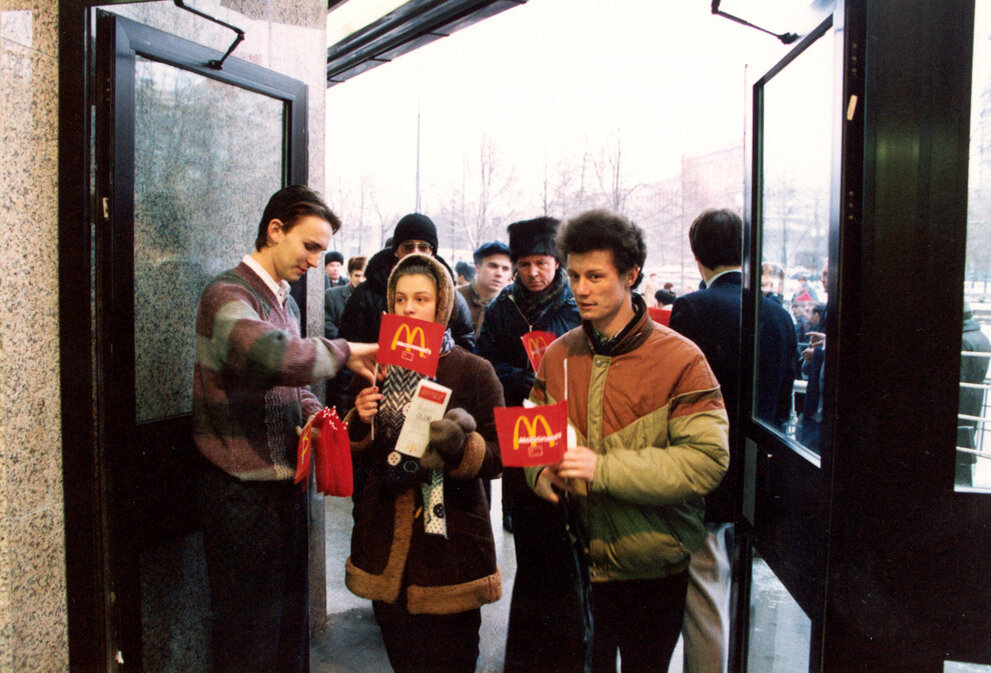 Где открываются первые макдональдсы. Очередь в макдональдс 1990 Москва. Открытие Макдональдса в Москве 1990. Первый Московский Макдоналдс 1990.