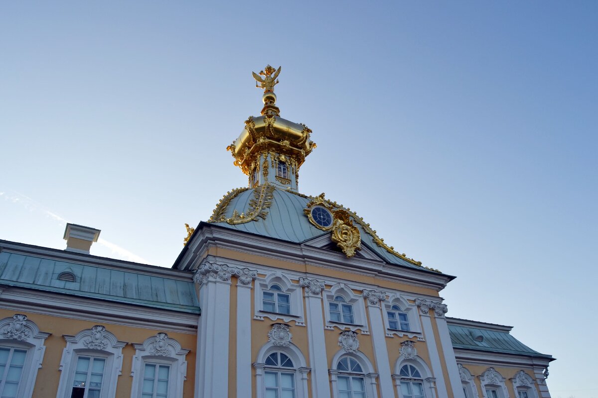 Большой Петергофский дворец. Корпус под гербом