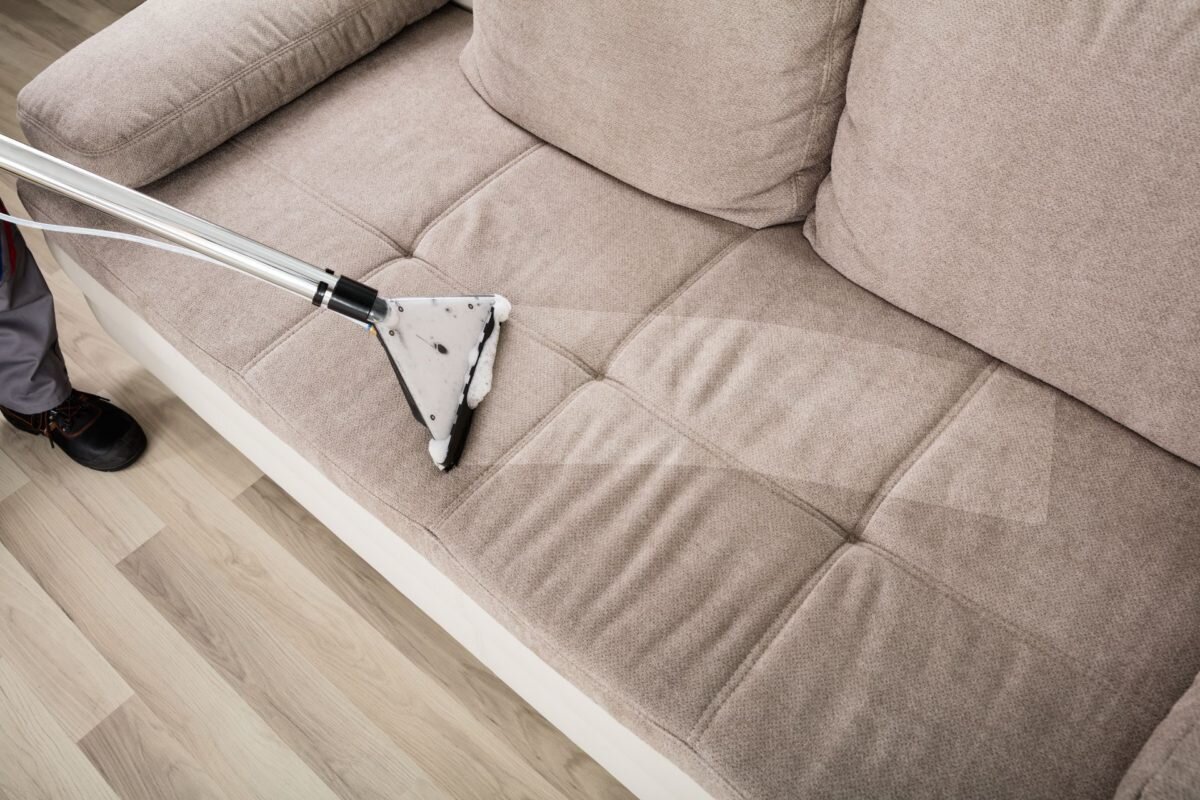 ТОП 10 способов очистить мягкую мебель в домашних условиях