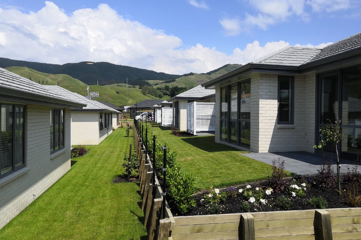 Новая зеландия город нельсон фото. Новая зеландия отели. Новая зеландия окленд пригород. Квинстаун горы. Окленд новая зеландия фото.