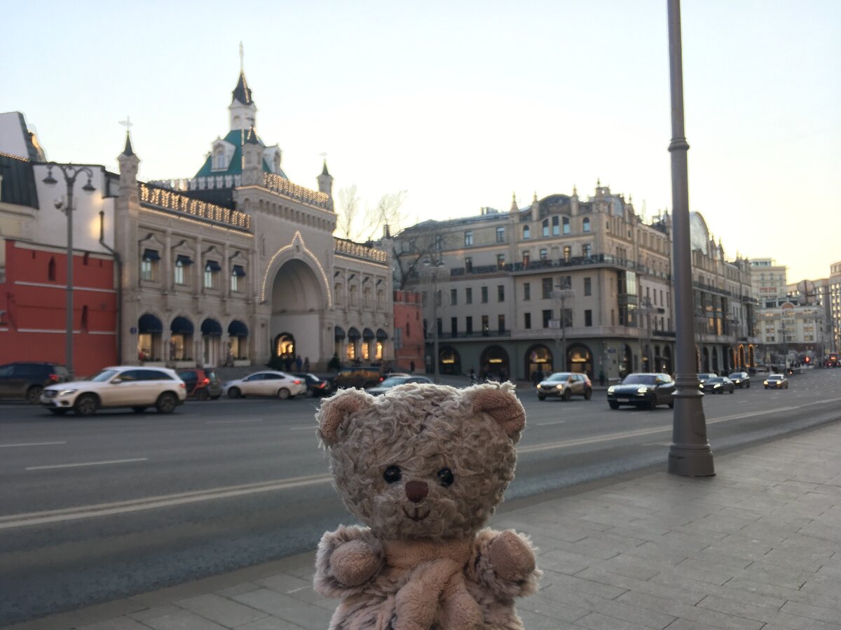 Театральный проезд. Кто найдет на фото кусок настоящей Китайгородской стены?