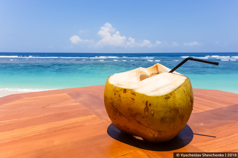 о. Бали. Как же приятно выпить охлаждённый кокос с видом на океан.