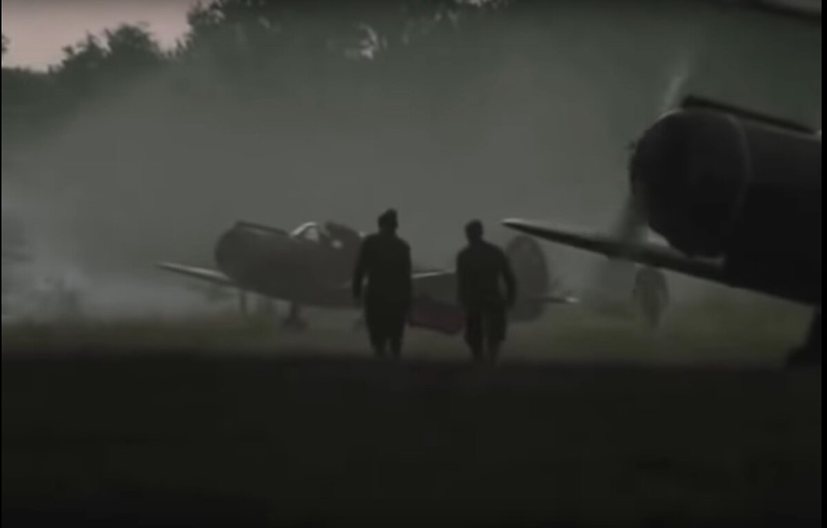 кадр из фильма"В бой идут одни старики". Видна переделка самолета для съемок.