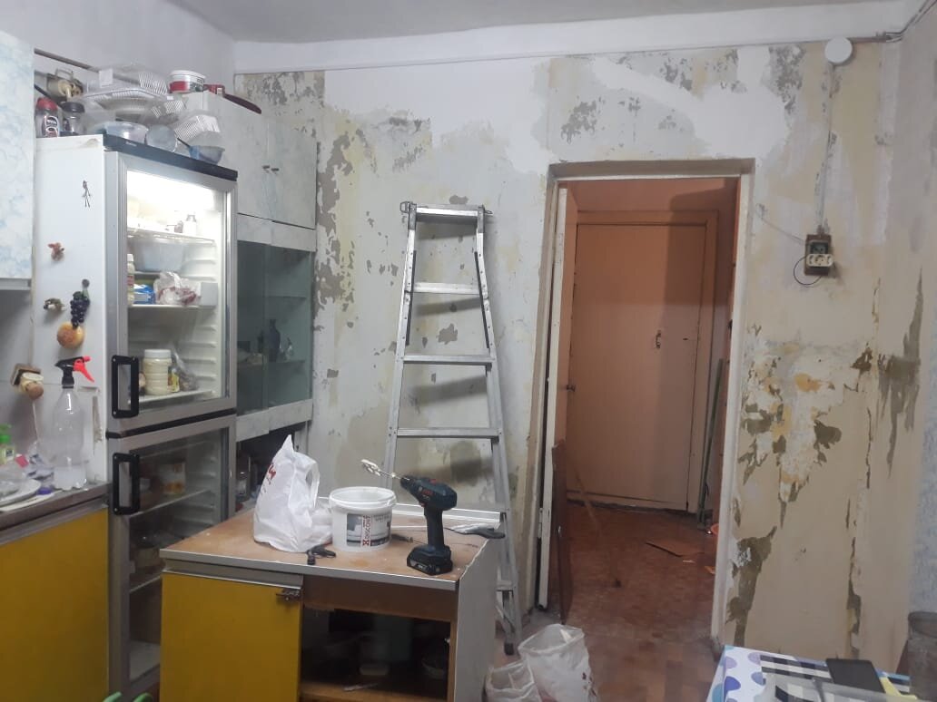 Мужчина сделал косметический ремонт крайне захламленной кухни. Фото До/После