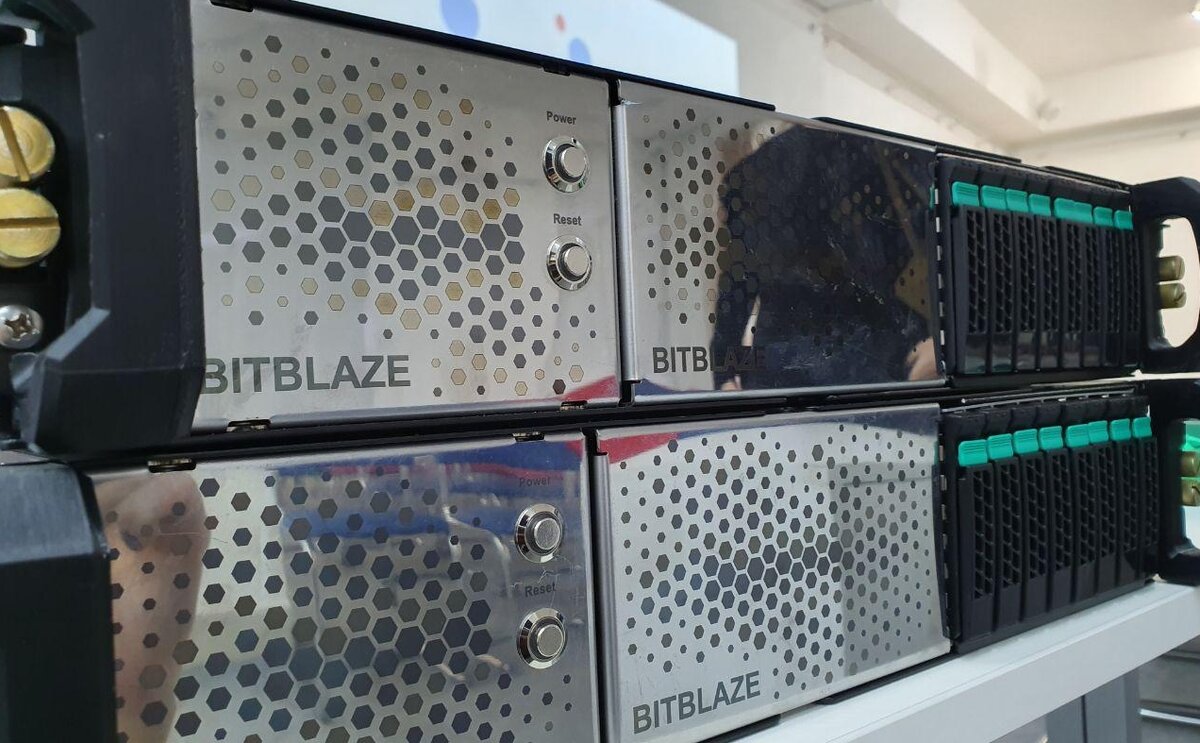 Российский ноутбук bitblaze. BITBLAZE СХД. BITBLAZE Titan. Система хранения данных BITBLAZE Sirius е8012lh. Эльбрус процессор.