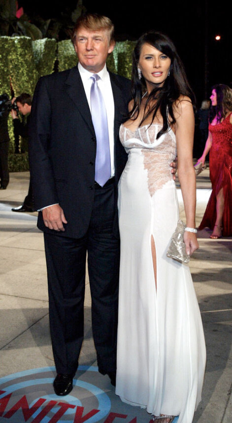 Дональд Трамп и его подруга Мелания Кнаусс прибывают на вечеринку Vanity Fair Оскар в ресторане Мортона в Западном Голливуде, Калифорния, 29 февраля 2004 года. 