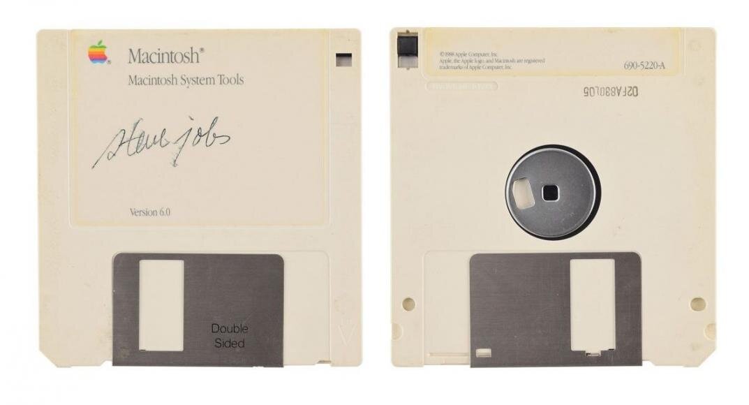 Дискета Macintosh System Tools Version 6.0 с надписью «Стив Джобс»