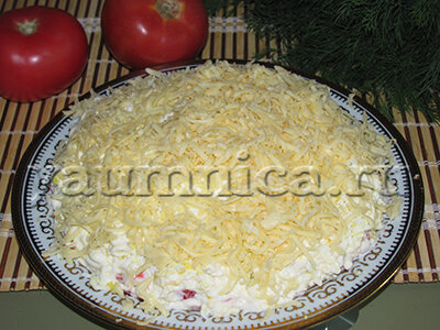 Салат с крабовыми палочками является самым популярным. Рецептов приготовления данного салата множество. И каждая хозяйка может выбрать именно тот, который ей больше всего понравится.