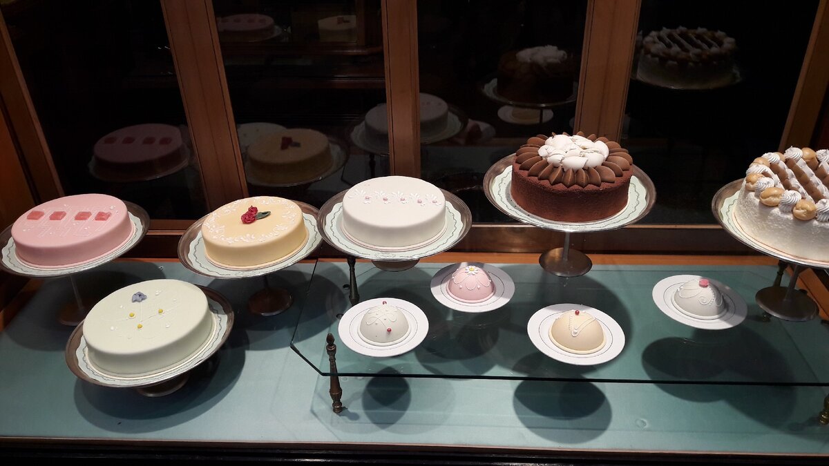 Не стану шокировать реальными фото с мест, где приходилось работать. Это простовитрина кондитерской в Венеции. Интересно, как там на кхнях? У меня кстати был шанс проверить - приглашали на работу в венецианскую кондитерскую, жаль, что не сложилось