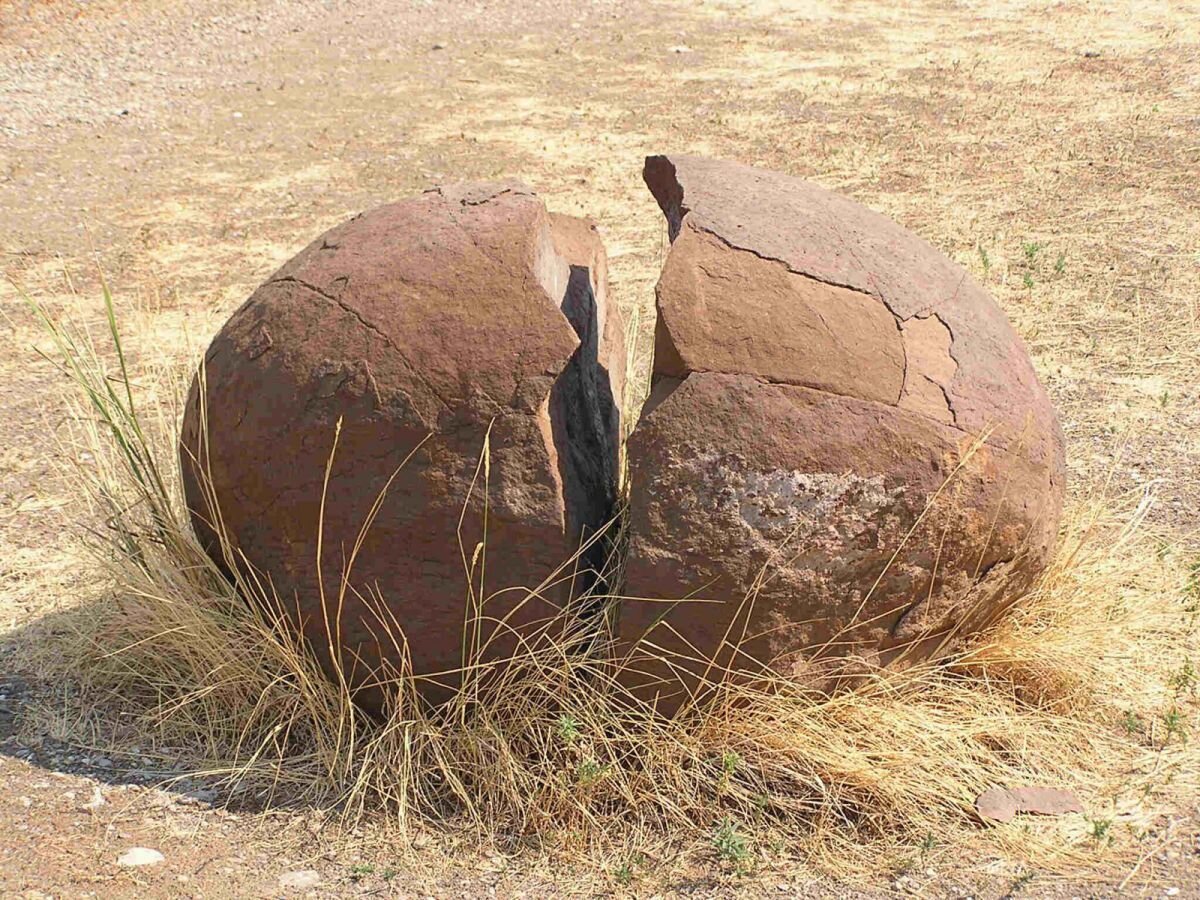 Яйцо динозавра.