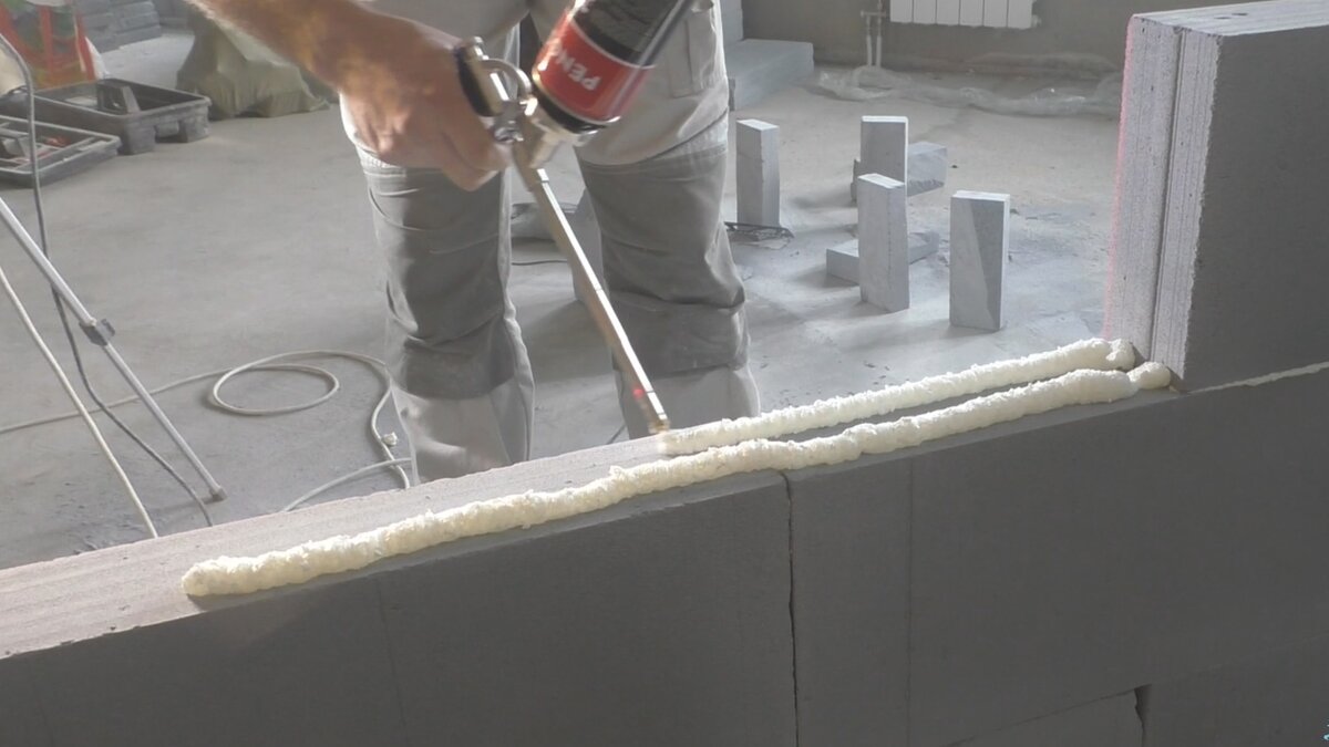 Блоки клеятся на клей пену