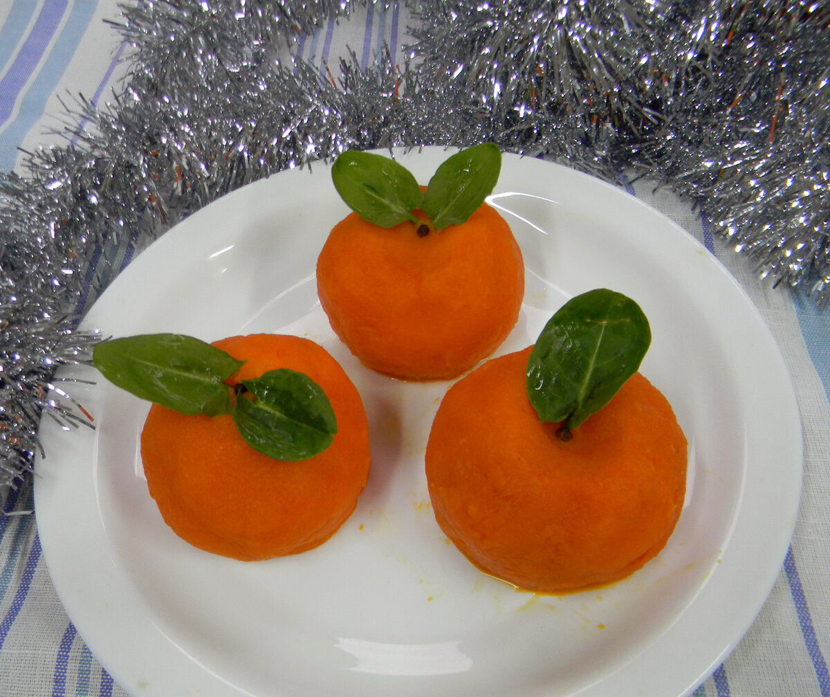 мандарины закуска на новый год. закуска сырные шарики мандаринки. сырная закуска мандаринки. мандариновый салат на новый год. салат с мандаринами и курицей.