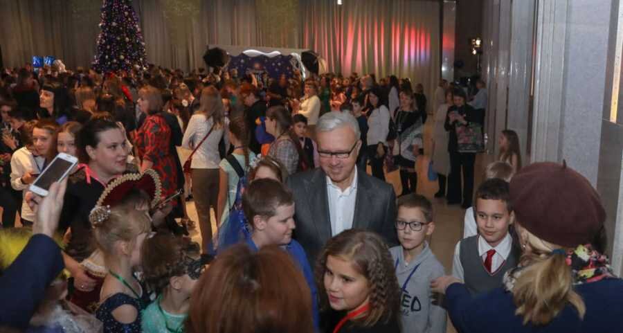 Фото: правительство Красноярского края                                                                                                   С детьми на губернаторской елке Александр Усс (в центре)