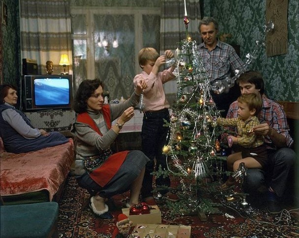 Наряжать ёлку собиралась вся семья. Фото: mtdata.ru.