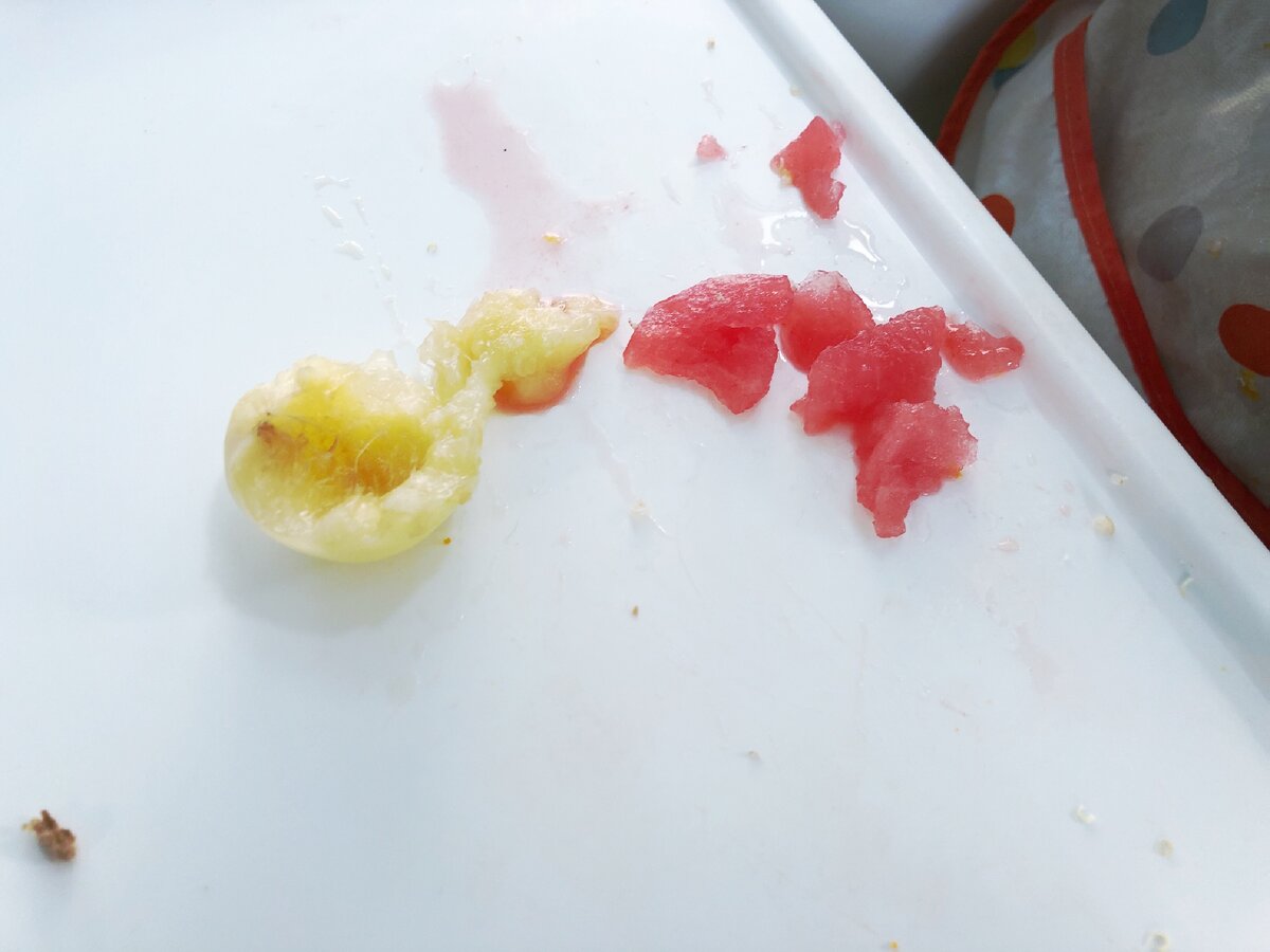 Детский столик с беспорядком. Это красиво. 