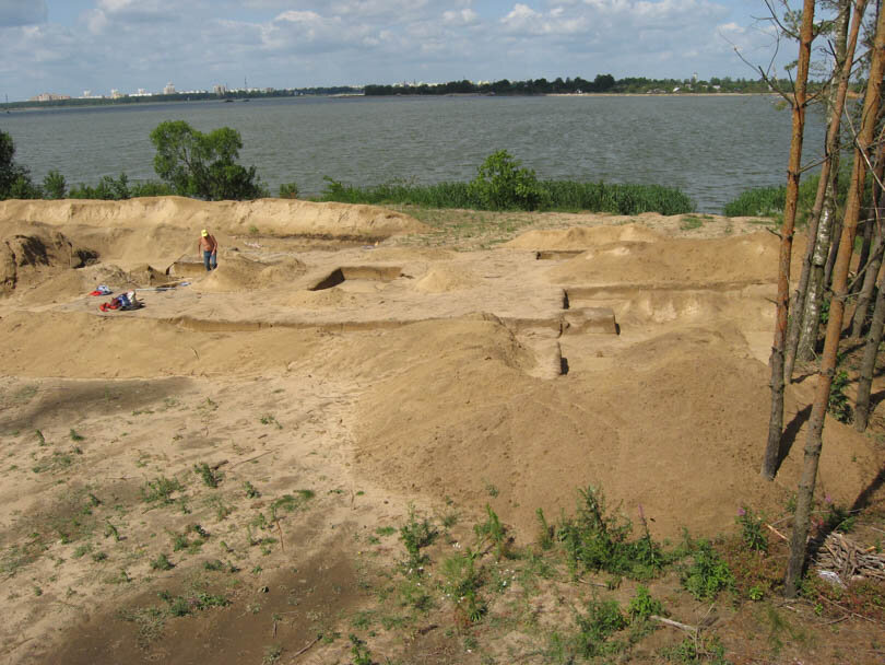 Фота 1. Выратавальныя раскопкі ў 2008 годзе на беразе Салігорскага вадасховішча на месцы пабураных будаўніцтвам Мяцявіцкага славянскага курганнага могільніка ХІ-ХІІ ст. і культурных пластоў больш ранніх помнікаў каменнага, бронзавага і жалезнага вякоў