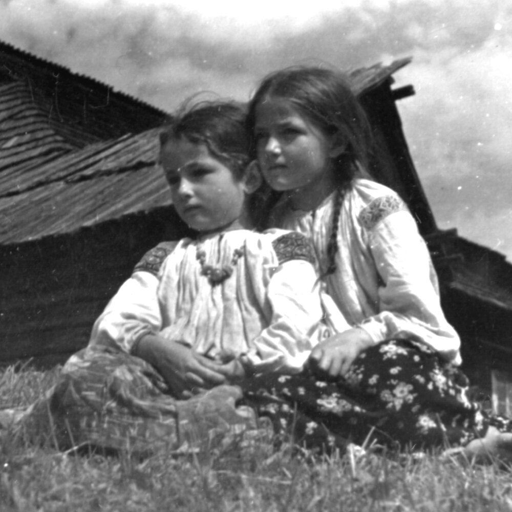 Девочки в региональных украинских костюмах.(Фото из статьи Александры Запрутко-Яницкой).