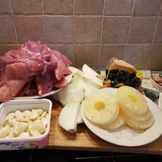 Обваляла индейку. Ананасы из банки.