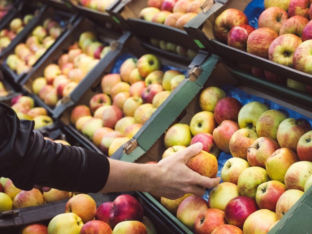 Как выбирать полезные яблоки в магазине